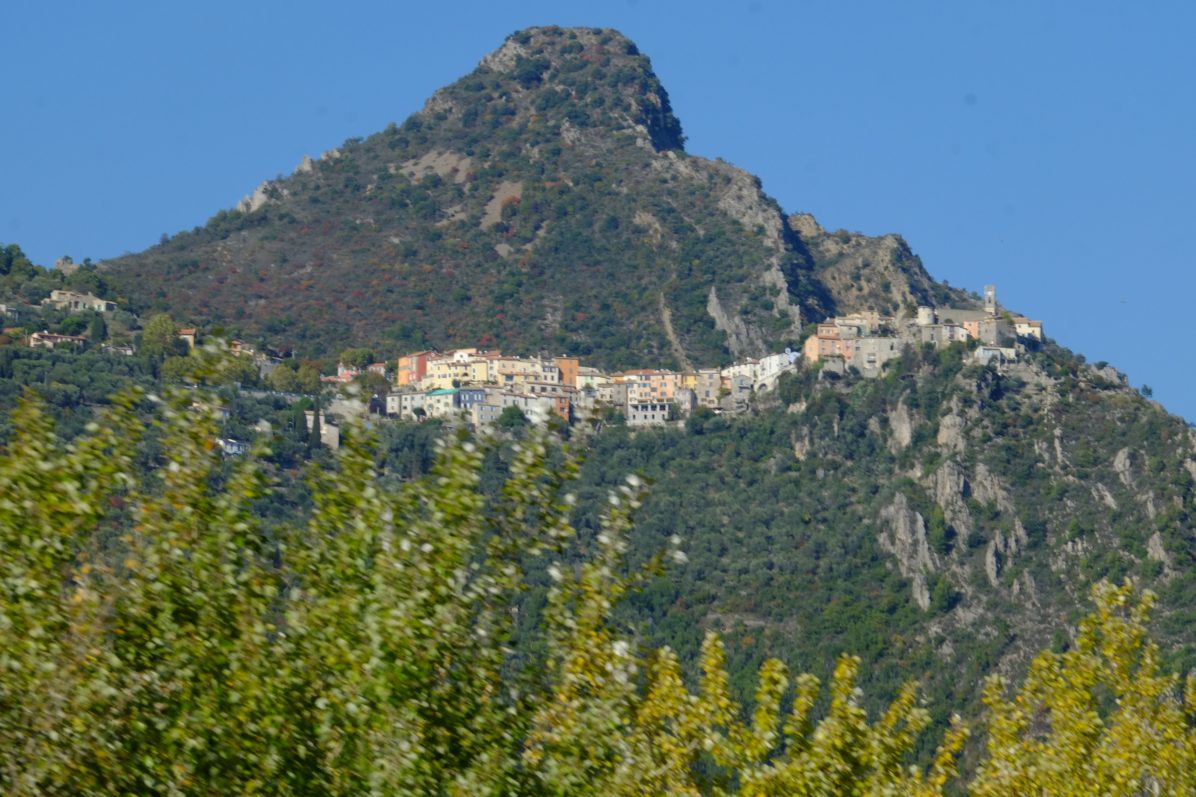 Le petit village de Bonson, un village perché des Alpes Maritimes