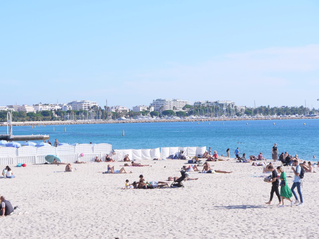 Le sable blanc de la grande plage de Cannes