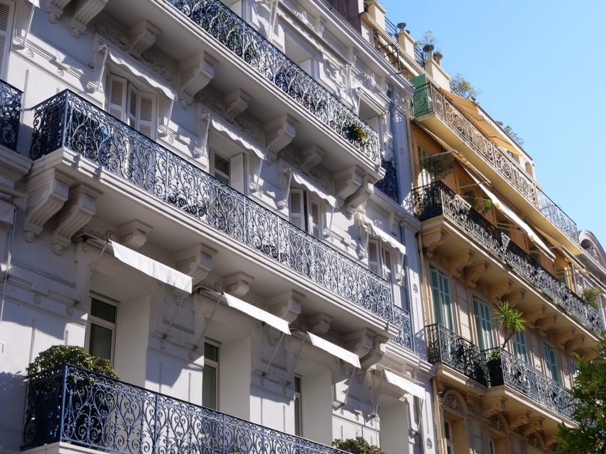 Les jolies façades des rues du centre de Cannes