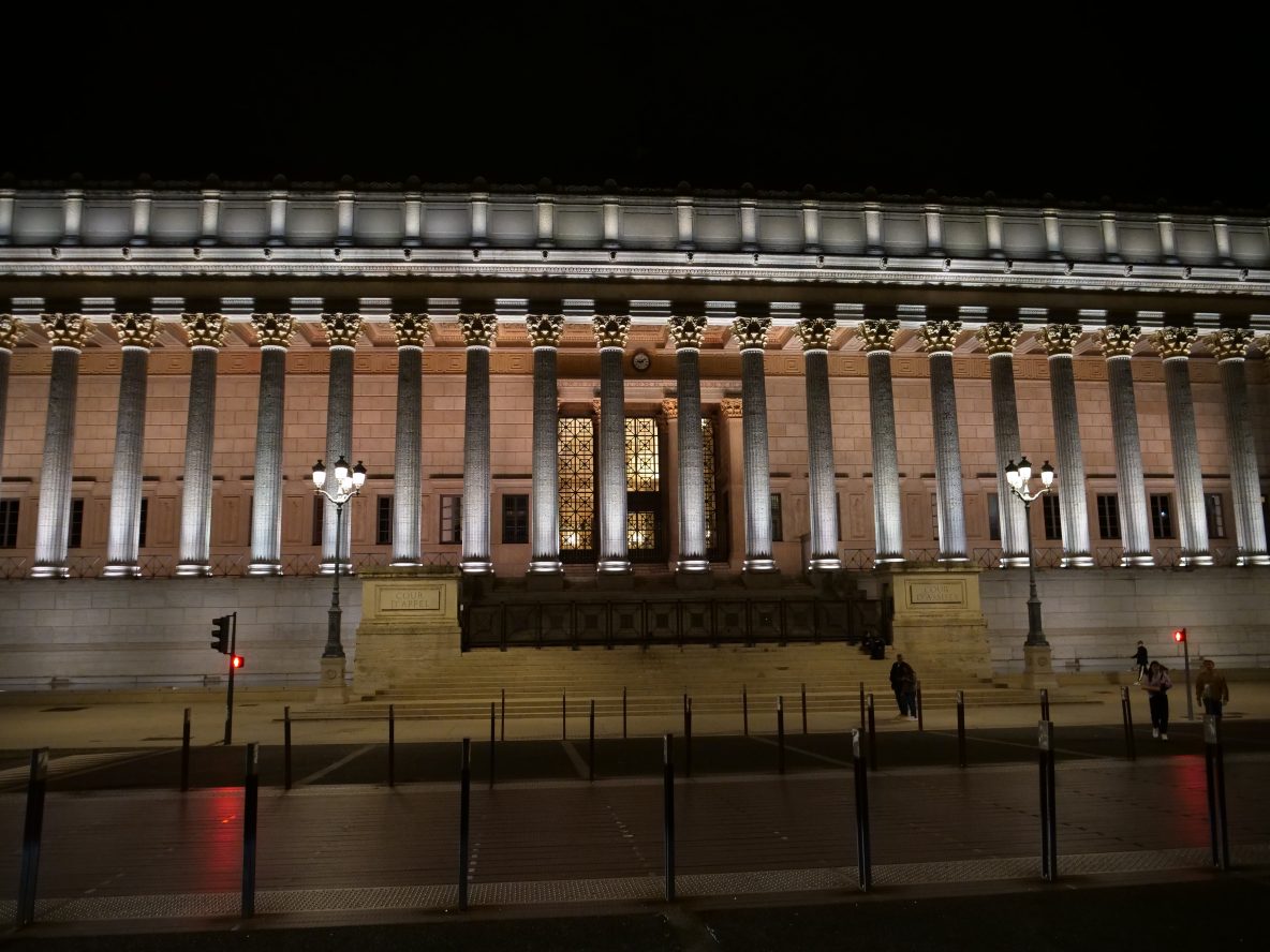 L'imposante façade du palais de justice de Lyon