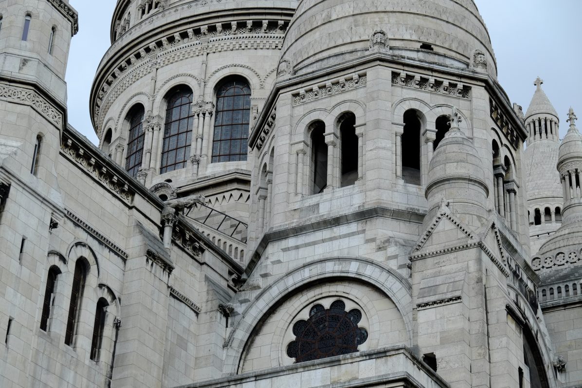 Un édifice religieux tout blanc qui semble posé sur la butte de Montmartre