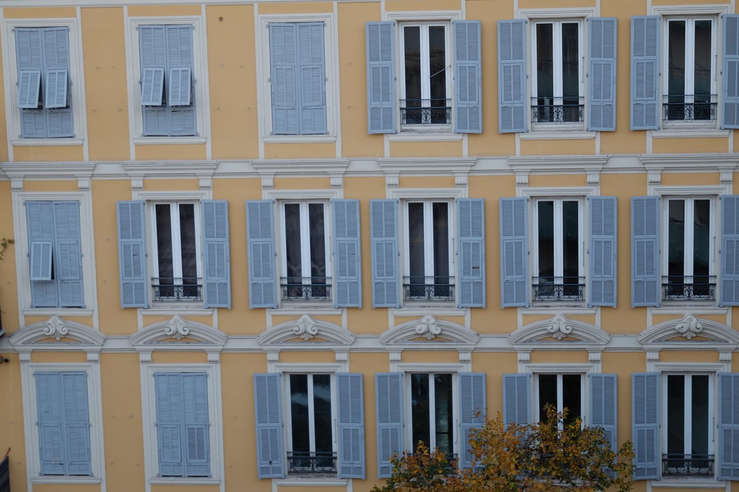 Un façade colorée et de jolies volets en bois un grand classique à Nice