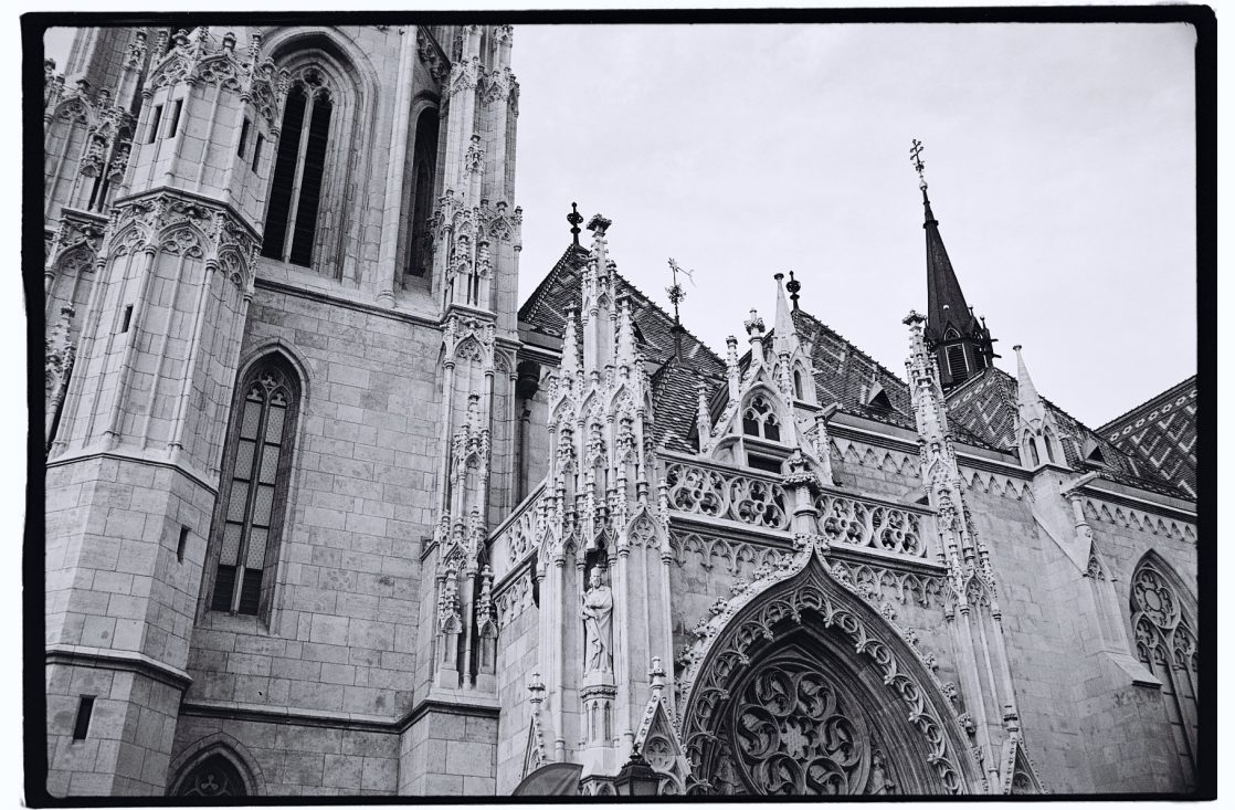 La splendide façade de l'église Mathias à Budapest