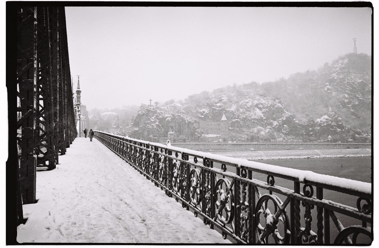 Le pont de la Liberté sous la neige et en noir et blanc