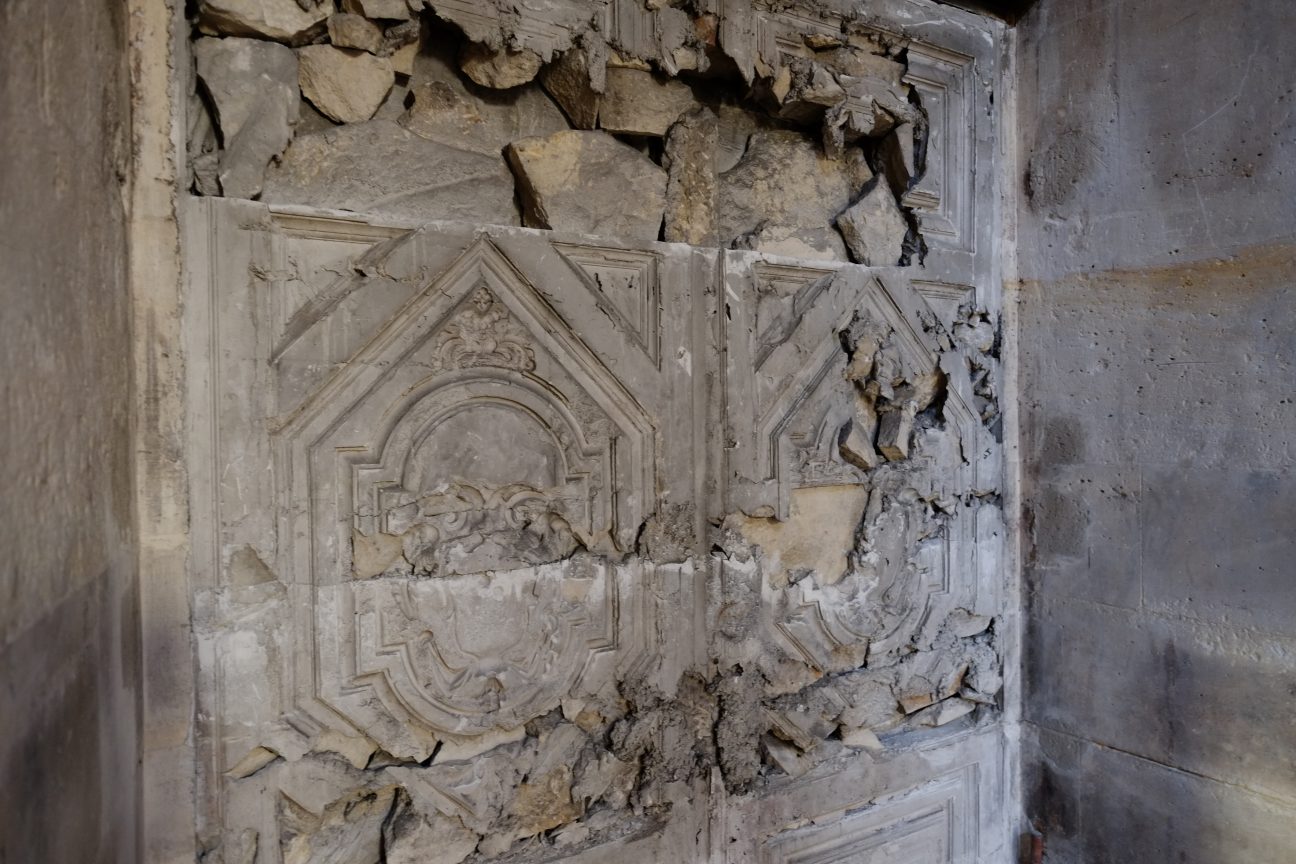 Le relief d'une porte incrusté dans le ciment