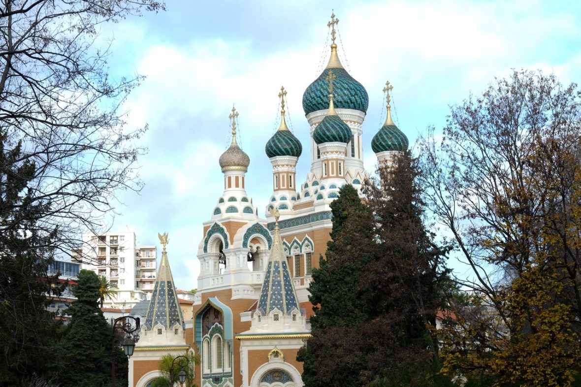 Les jolis bulbes de l'église orthodoxe russe de Saint-Nicolas à Nice