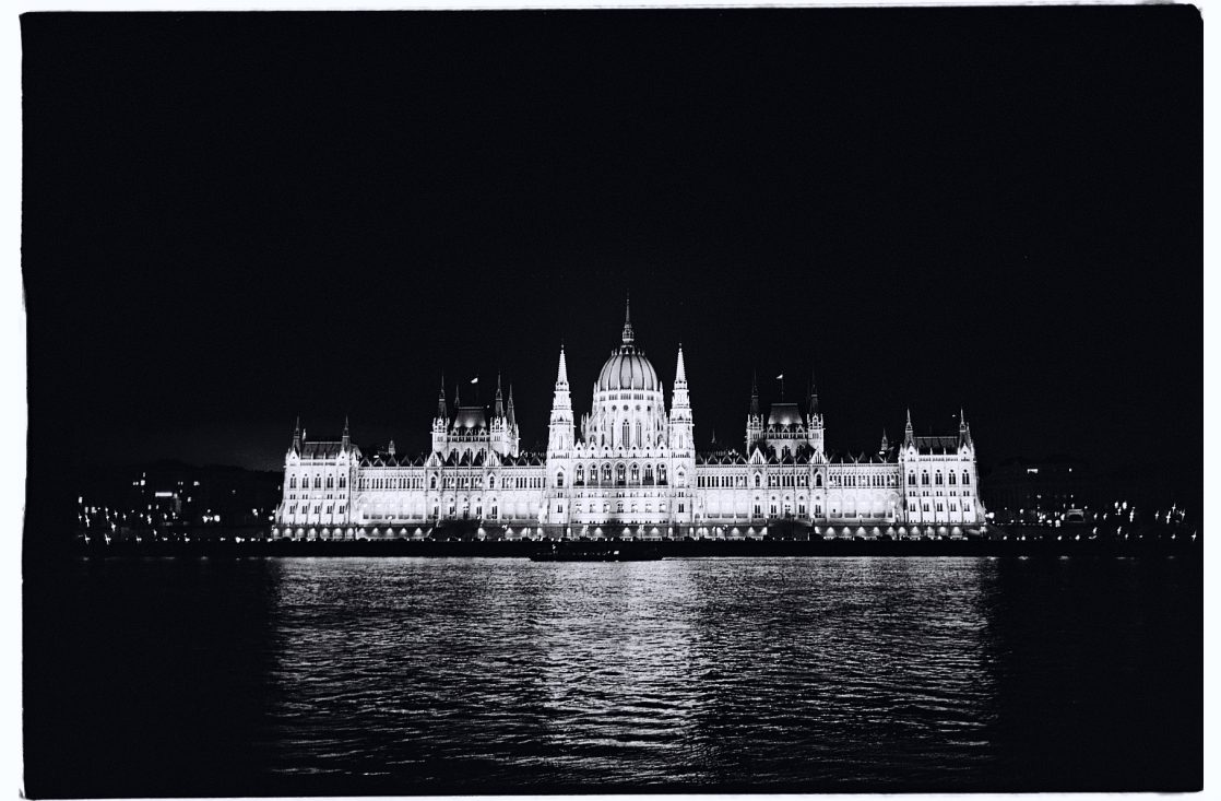 L'incontournable parlement de Budapest la nuit