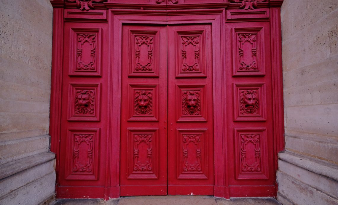 Rouge, l'une des trois portes d'entrées de l'église côté rue Saint-Paul