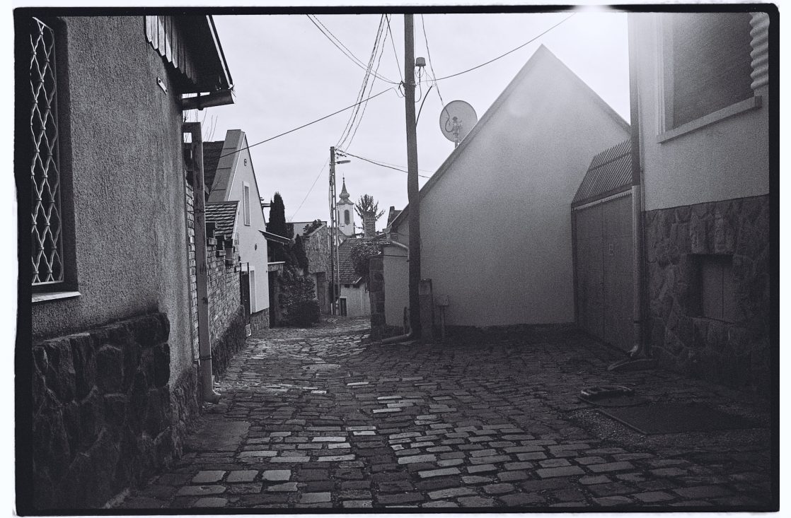 Une petite rue pavée, la Hongrie en noir et blanc