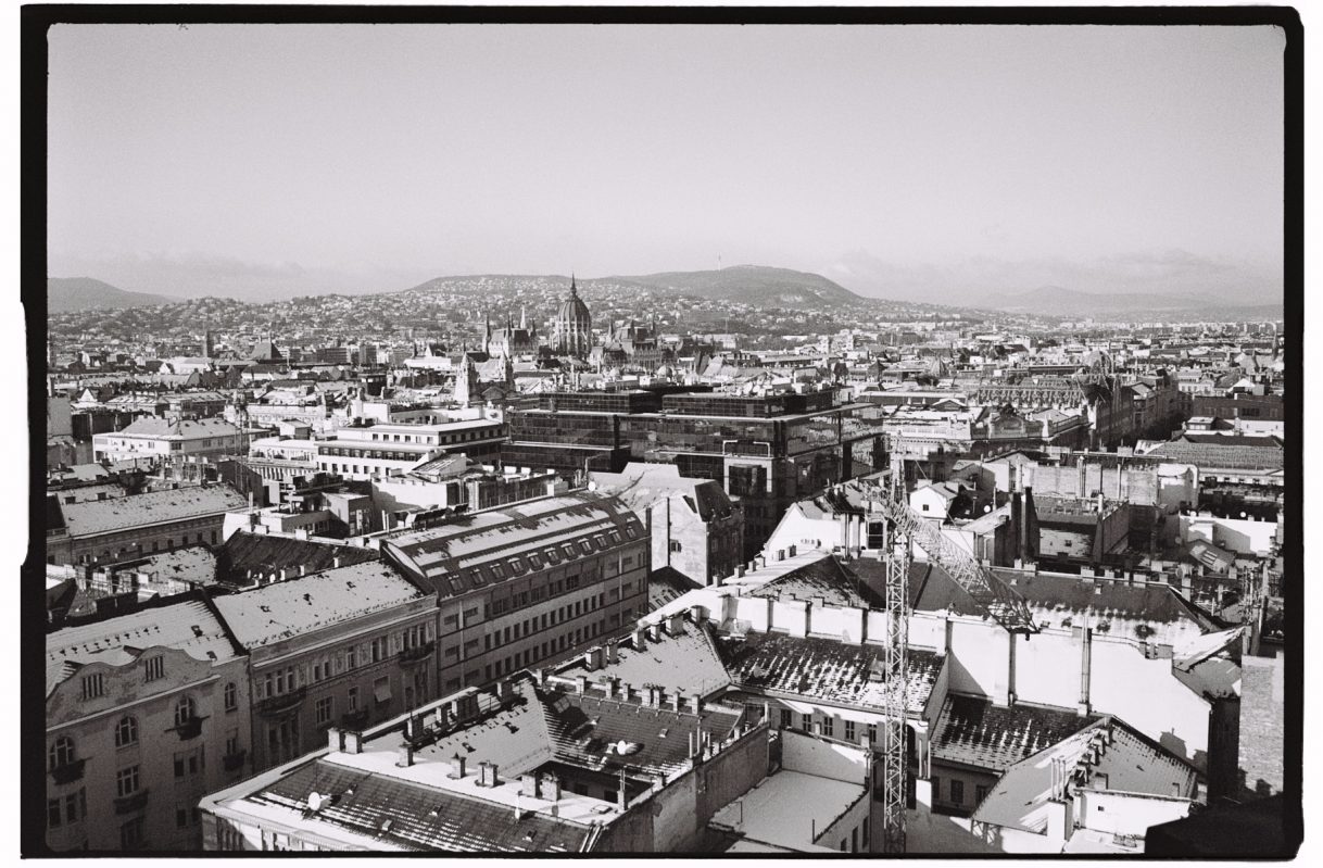 Une vue sur les toits de Budapest depuis la basilique Saint-Etienne