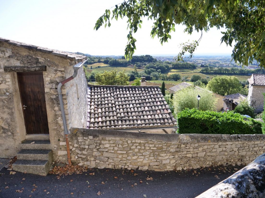Une vue sur les vignes depuis le petit village de Seguret dans le Vaucluse