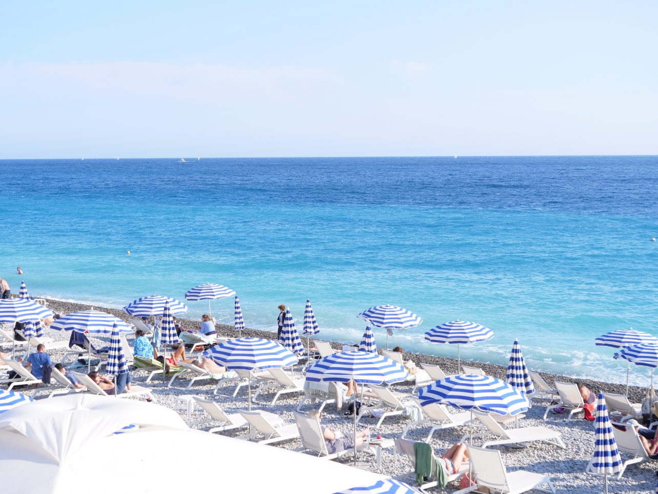 La plage intemporelle de Nice, l'eau y est bleue toute l'année
