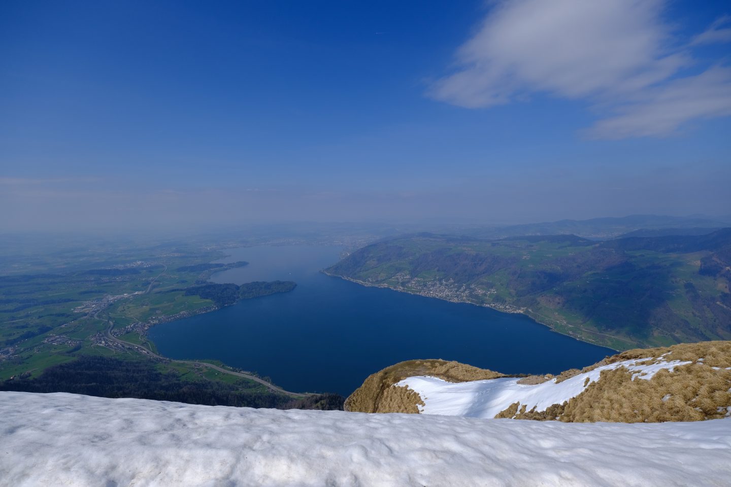 Le lac de Zoug en avril depuis le mont Rigi
