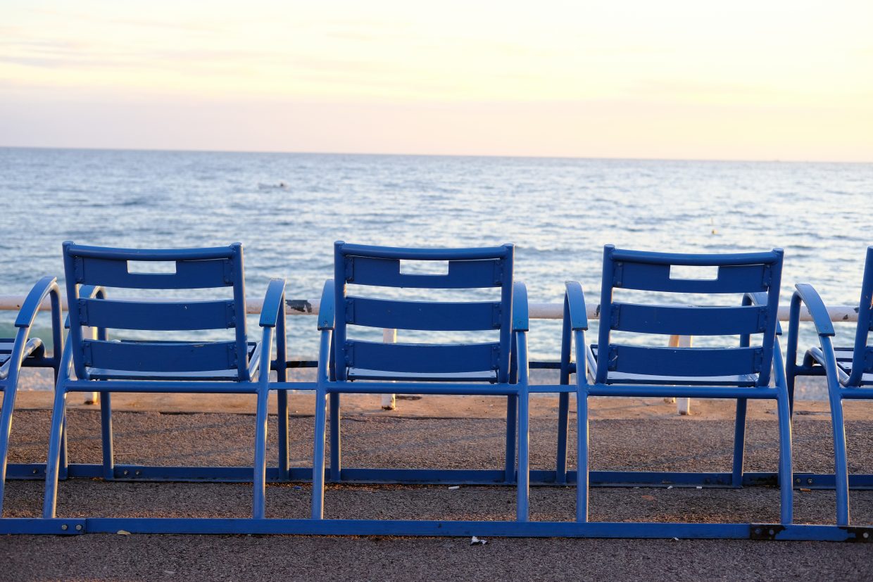Les fameuses chaises bleues sur la promenade des Anglais