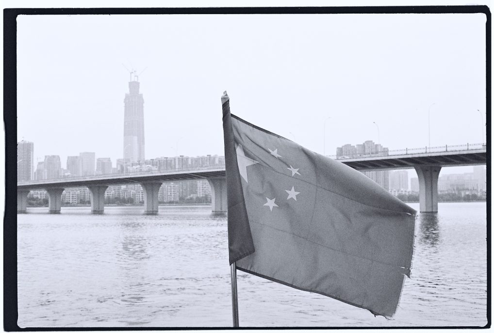 Sur le lac de l'Est à Wuhan, la Chine en noir et blanc