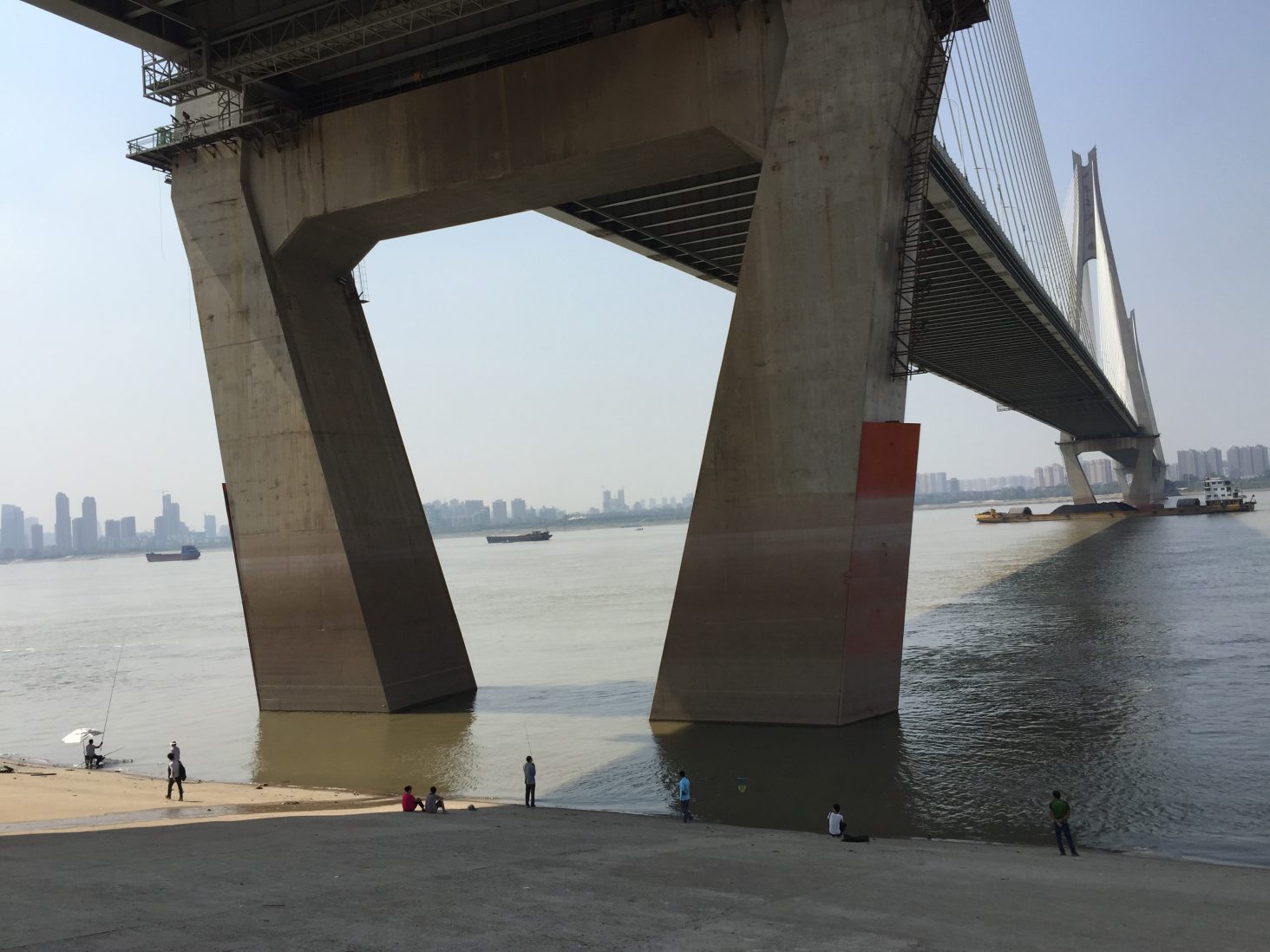 Un gigantesque pont à Wuhan et quelques pêcheurs