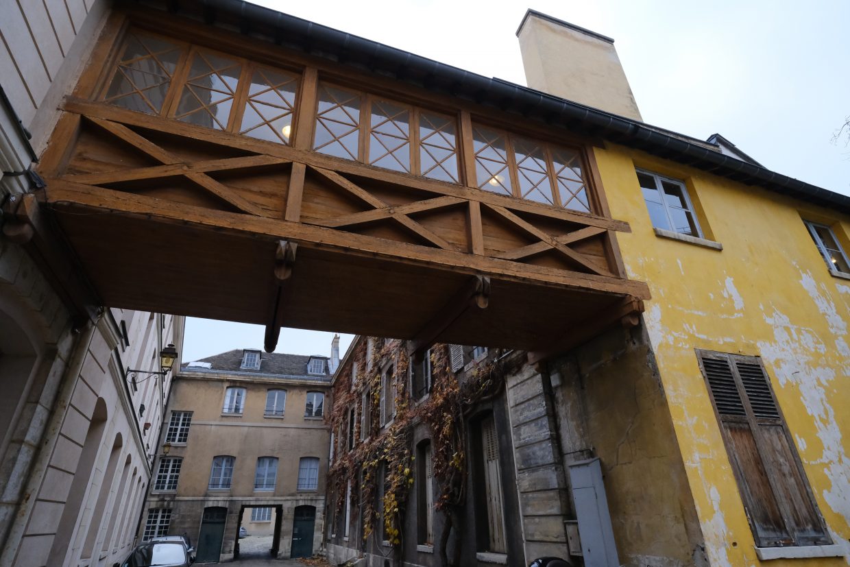 Un joli petit pont de bois entre deux bâtiments dans le petit village des Gobelins