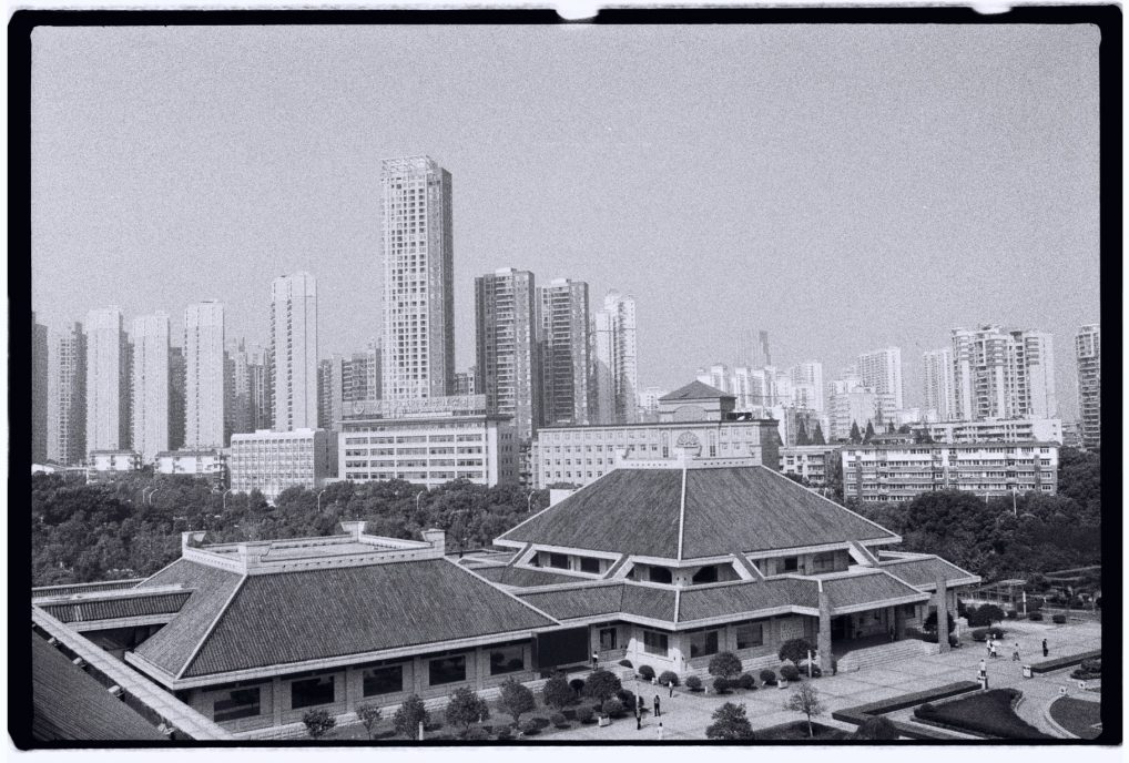 Une vue sur Wuhan en noir et blanc depuis le musée provincial du Hubei
