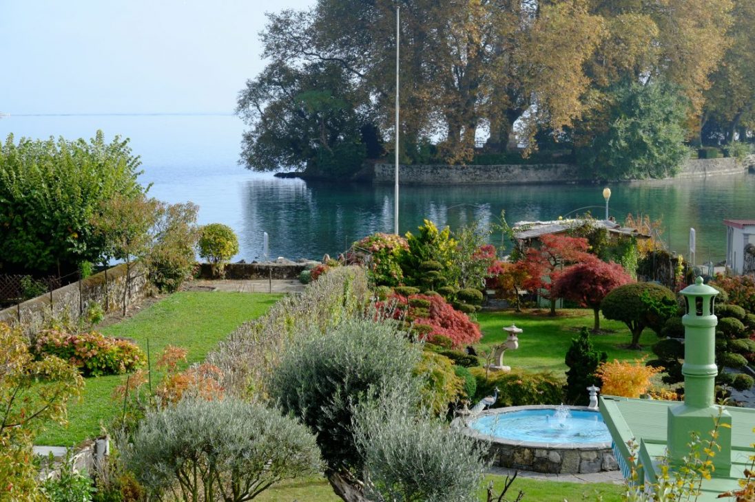Une vue sur un jardin de Rolle et le Lac Léman
