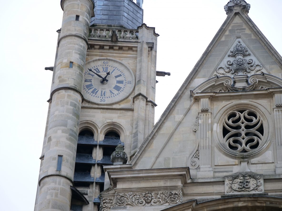 La très sobre horloge de l'église de Saint-Etienne du Mont