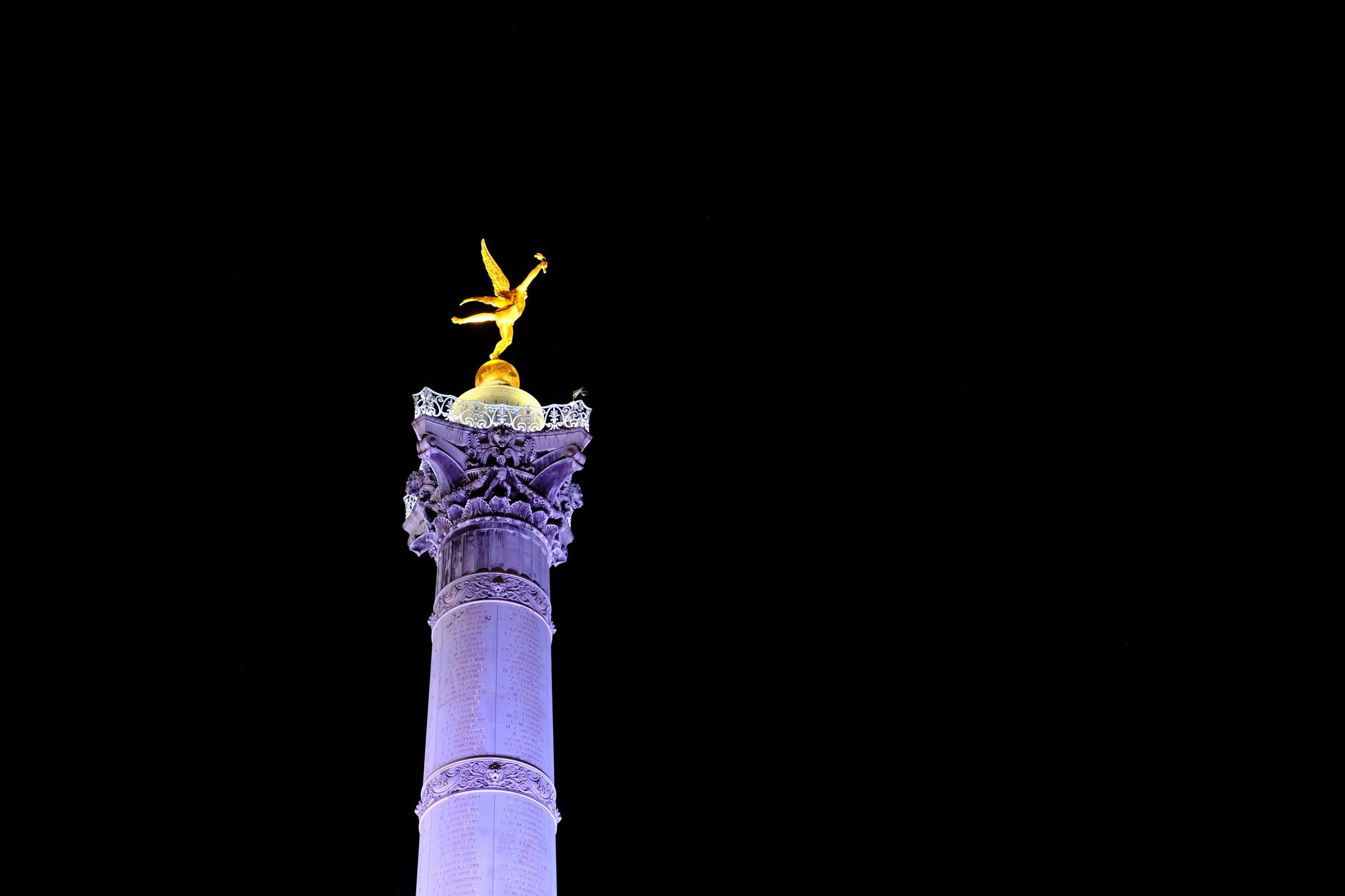 Le génie de la Liberté pendant la nuit au sommet de la colonne de Juillet