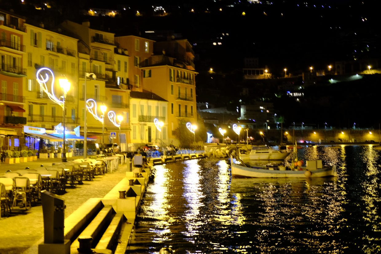 Le petit port de la Santé pendant la nuit