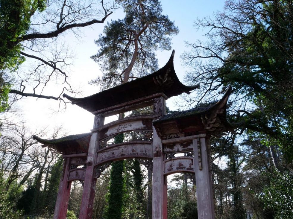 Une arche chinoise marque l'entrée du Jardin René Dumont