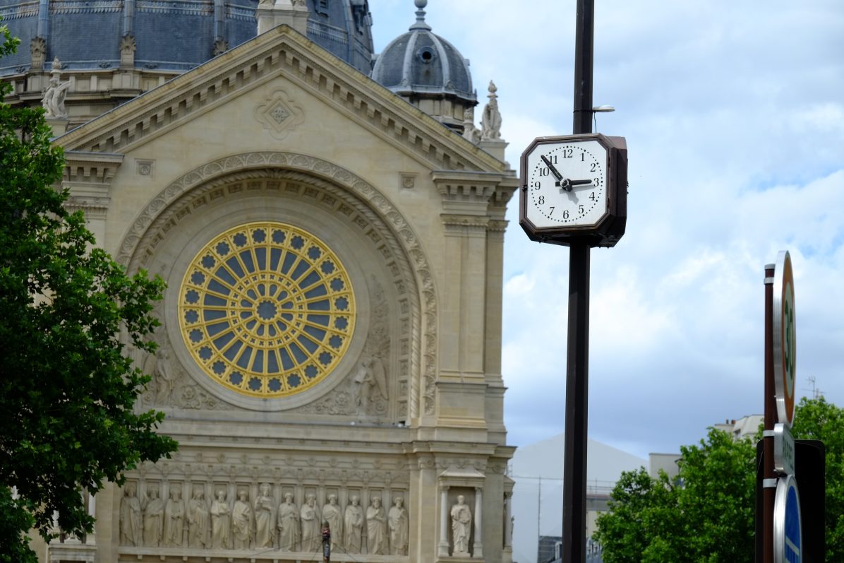 Une horloge parisienne et l'église Saint-Augustin en arrière plan