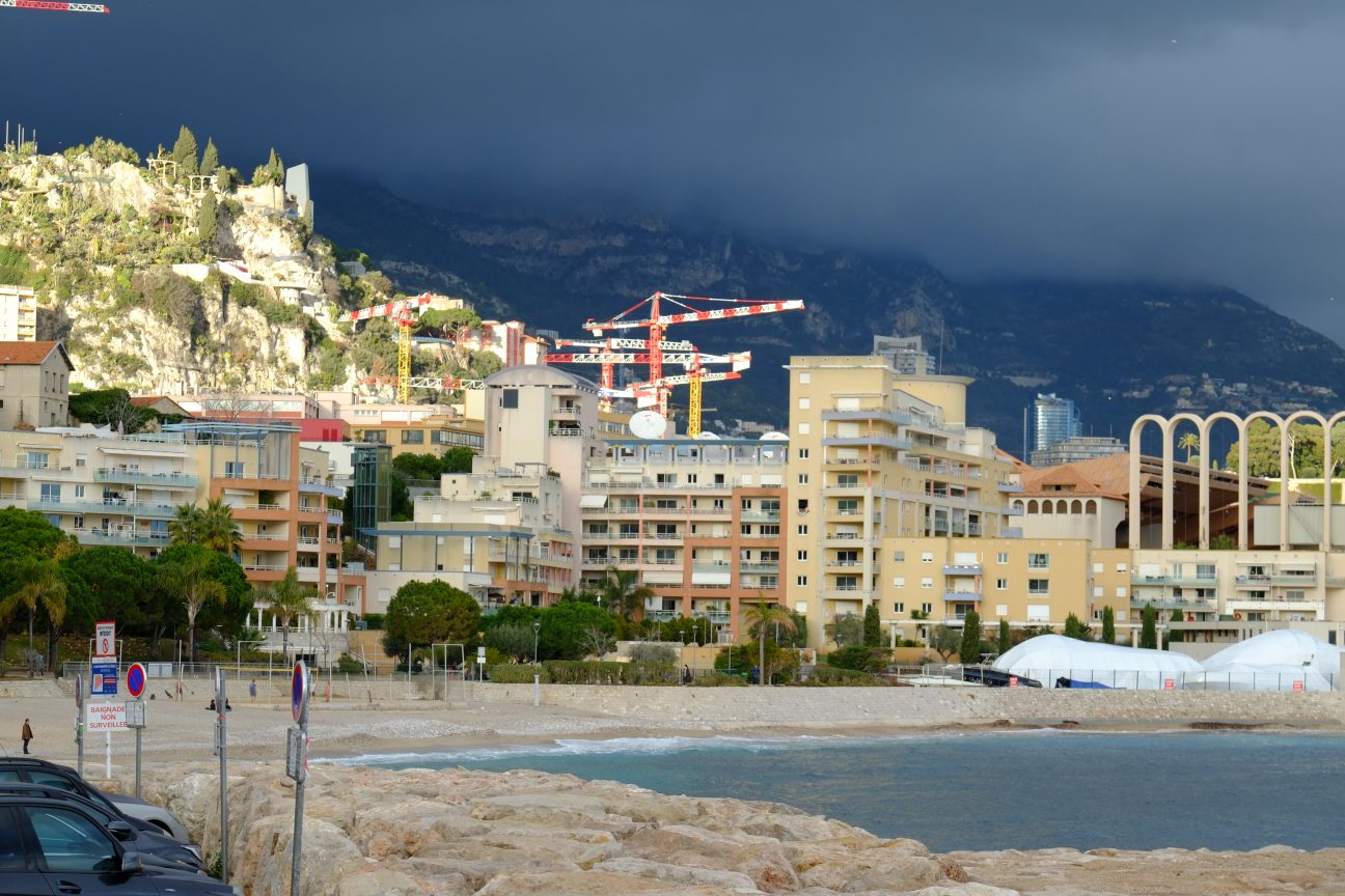 Une vue de la plage Marquet avec les immeubles de Monaco en arrière plan