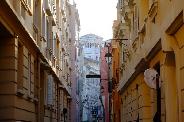 Dans les rues sur le Rocher, la vieille ville de Monaco