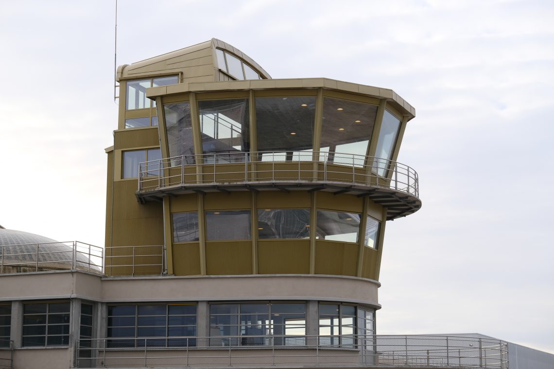 La tour de contrôle désaffectée de l'aéroport du Bourget