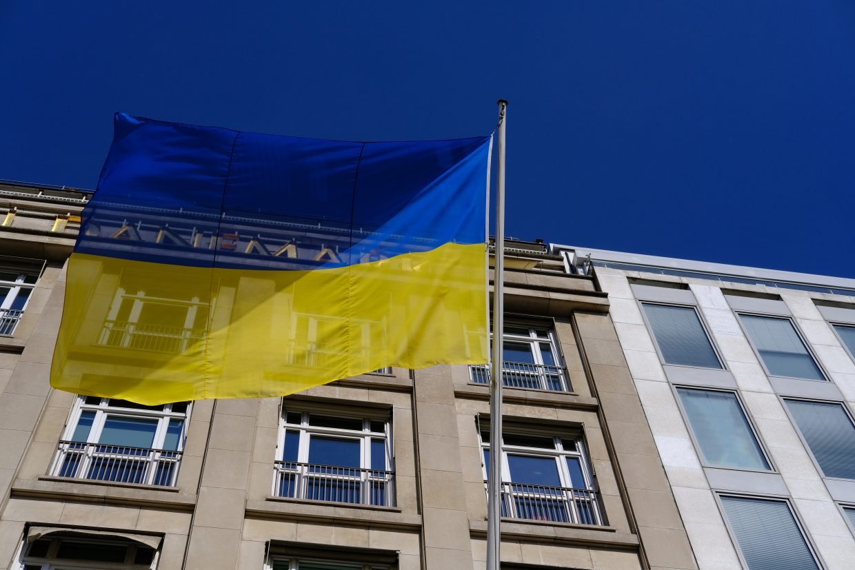 Le drapeau ukrainien sur les Champs Elysées