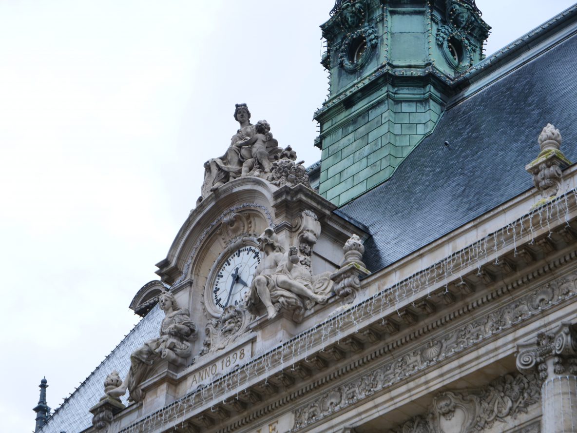 Le fronton et l'horloge de la Mairie de Levallois-Perret