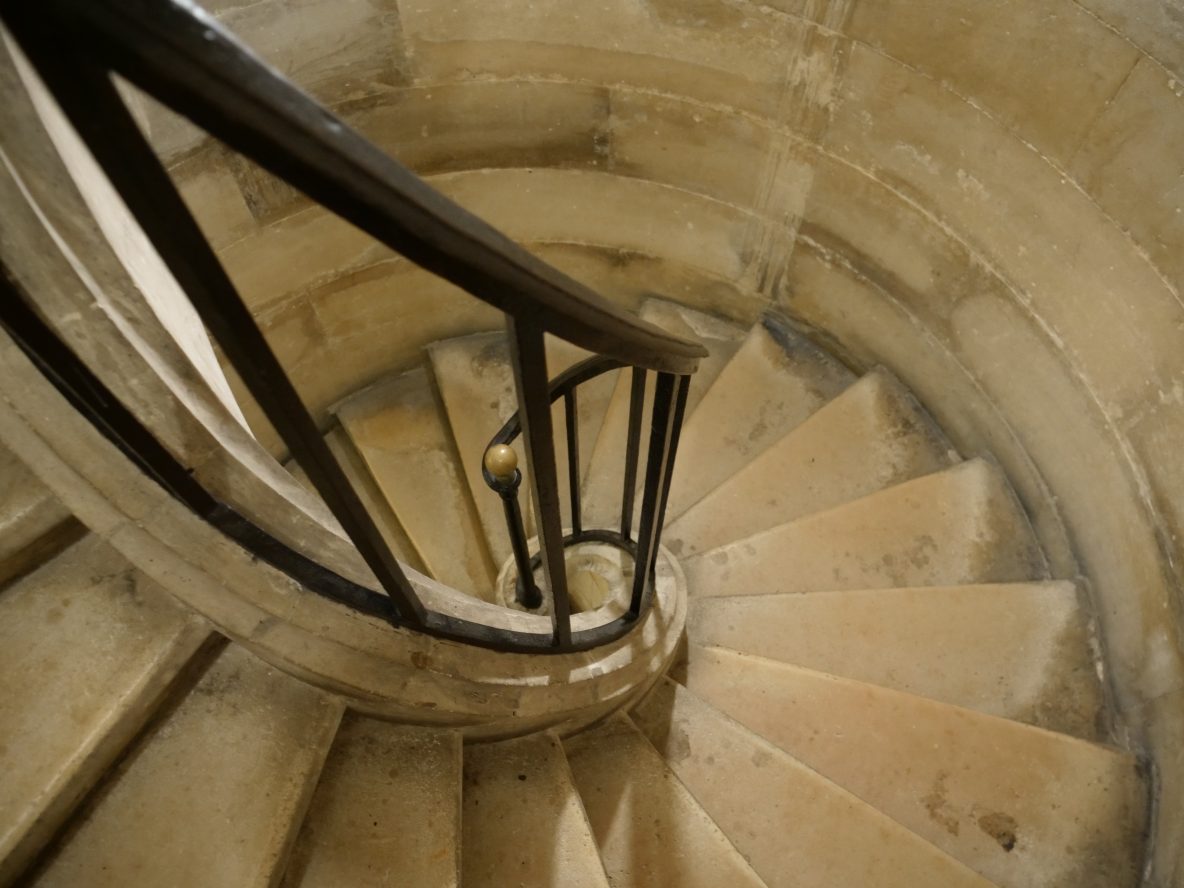 Les escaliers qui permettent d'accéder à la crypte