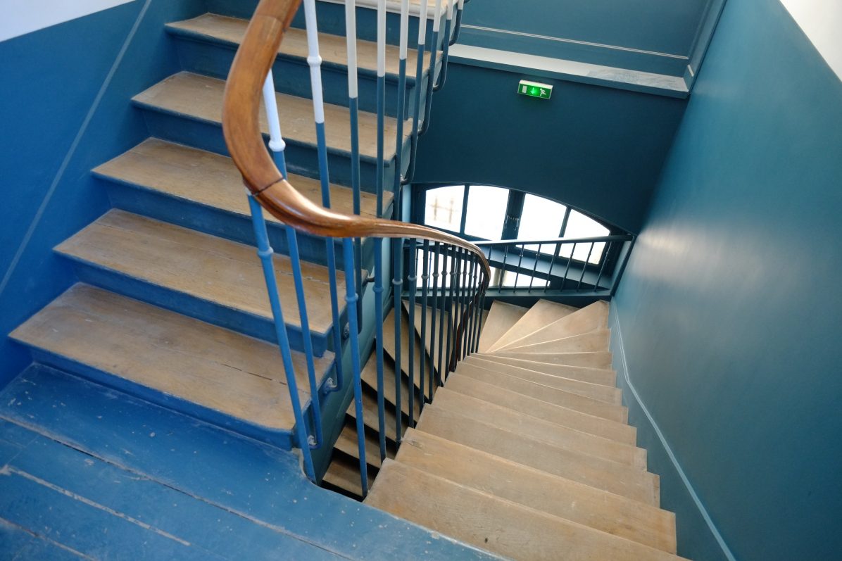 Une belle cage d'escalier peinte en bleue