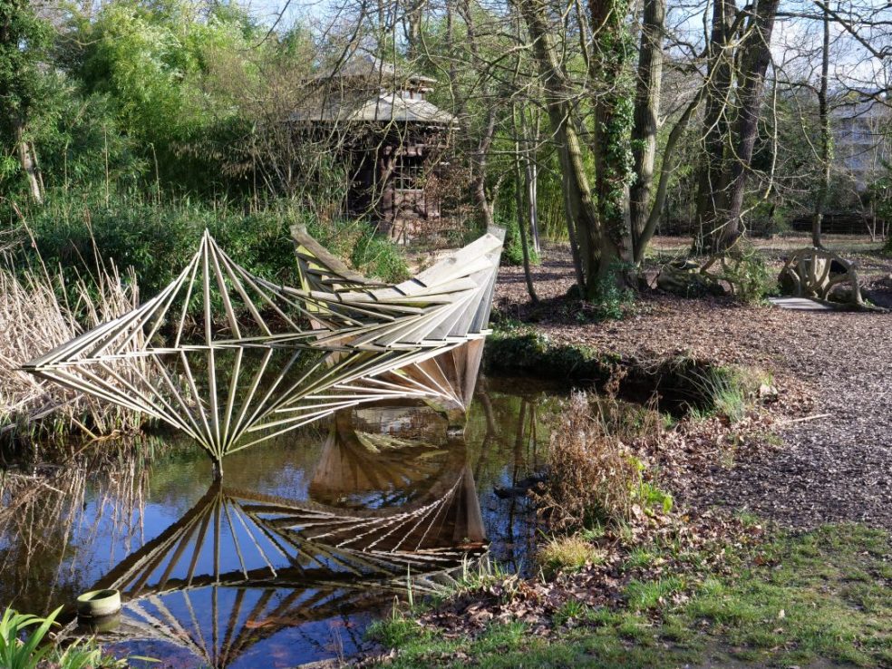 Une installation artistique discutable dans le jardin René Dumont