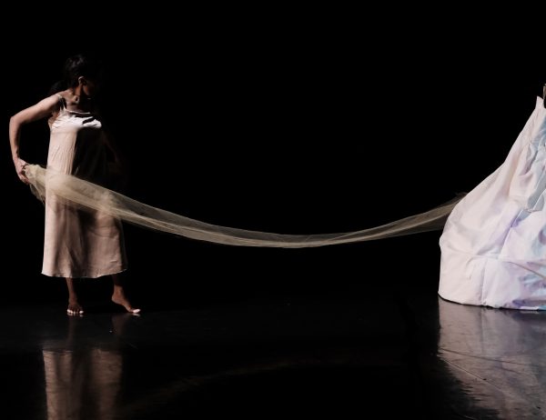 Une représentation de la danseuse Saâdia Souyah au studio du CCN à Créteil