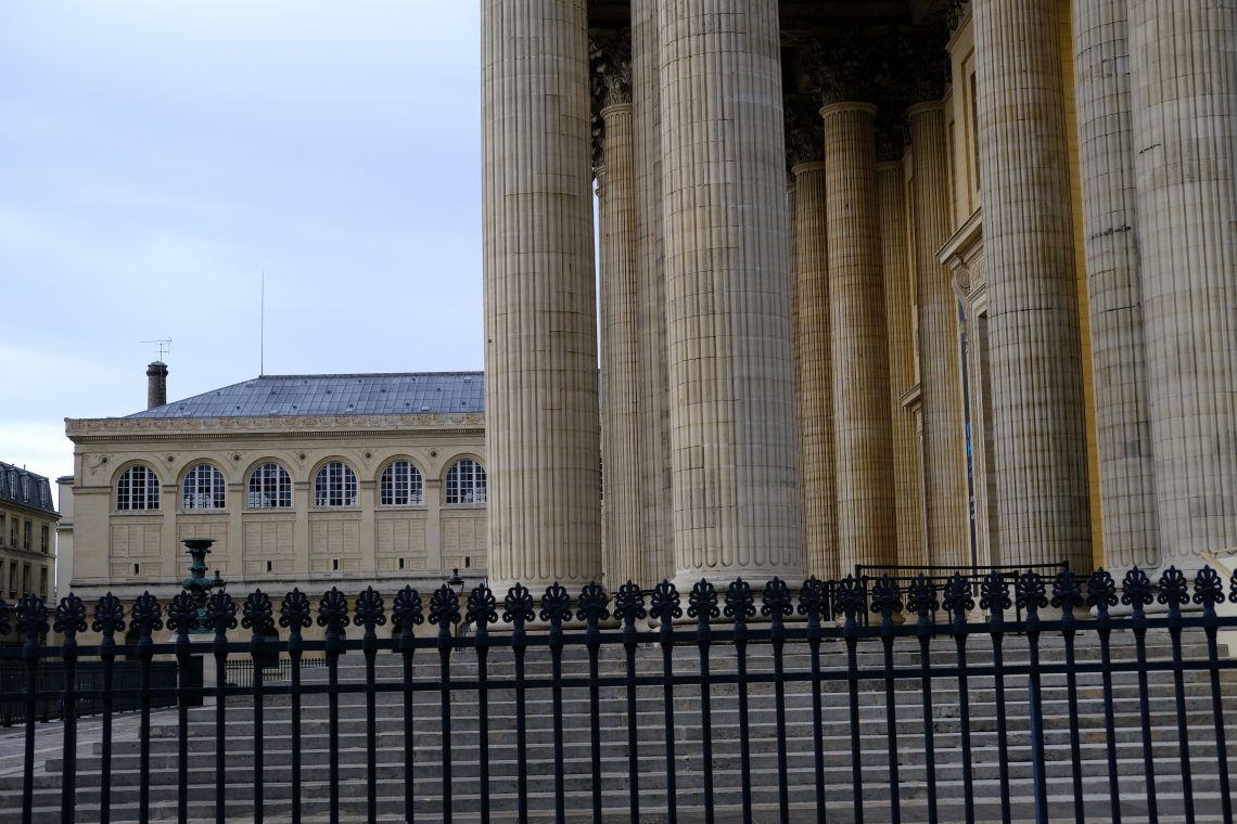 Une vue sur les colonnes et la bibliothèque Sainte-Geneviève