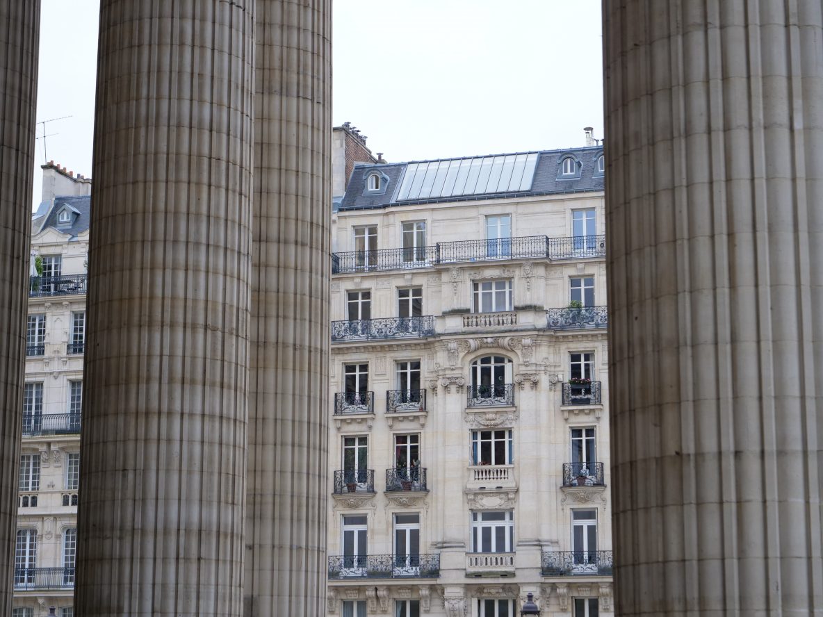 Une vue sur les colonnes et les façades des immeubles du cinquième