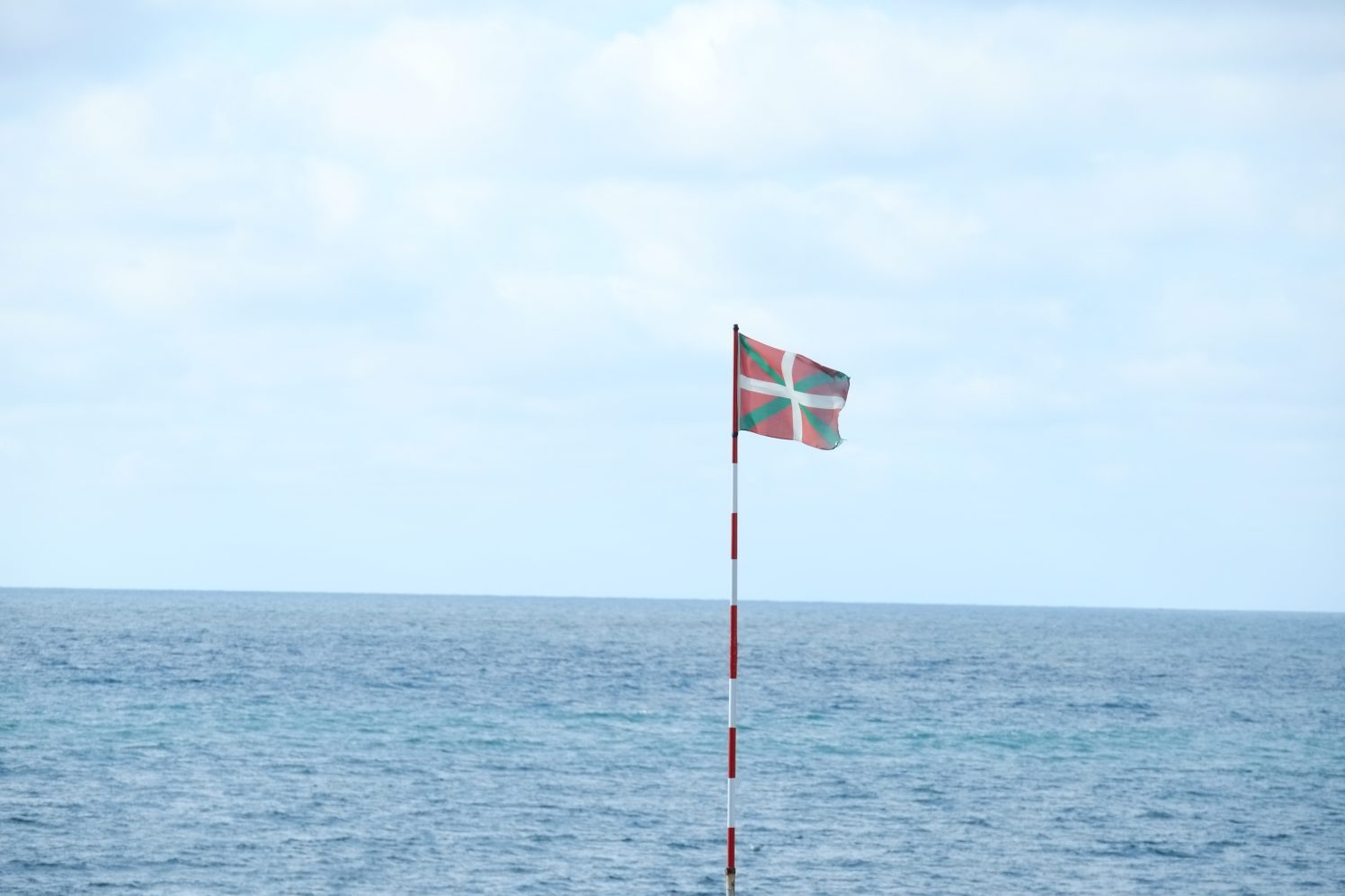 Le drapeau basque hissé à Guéthary