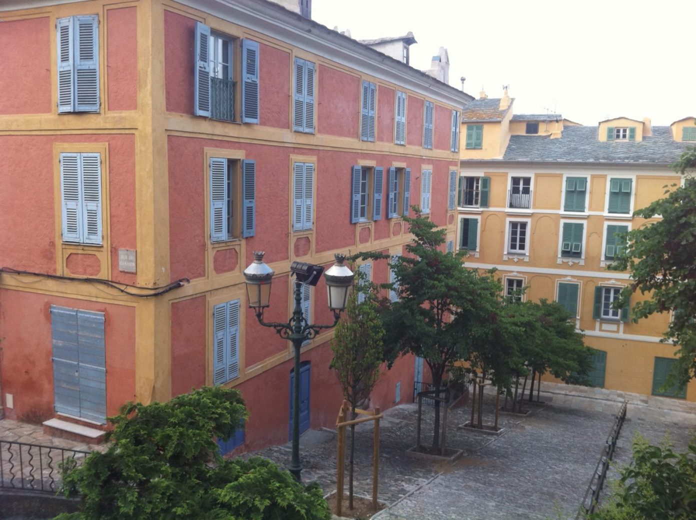 Dans les rues de Bastia dans le Nord-Est de l'île