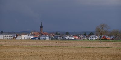 Des champs à la fin de l'hiver dans l'ouest de l'Allemagne vers Ihringen
