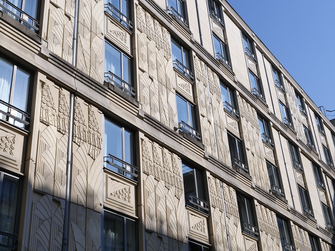 La belle façade de l'hôtel du collectionneur, l'un des plus beaux bâtiments Art Déco de Paris La belle façade de l'hôtel du collectionneur, l'un des plus beaux bâtiments Art Déco de Paris