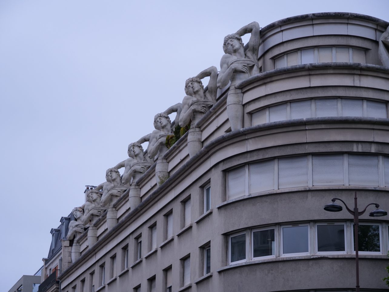 La façade de commissariat la plus artistique et insolite de Paris