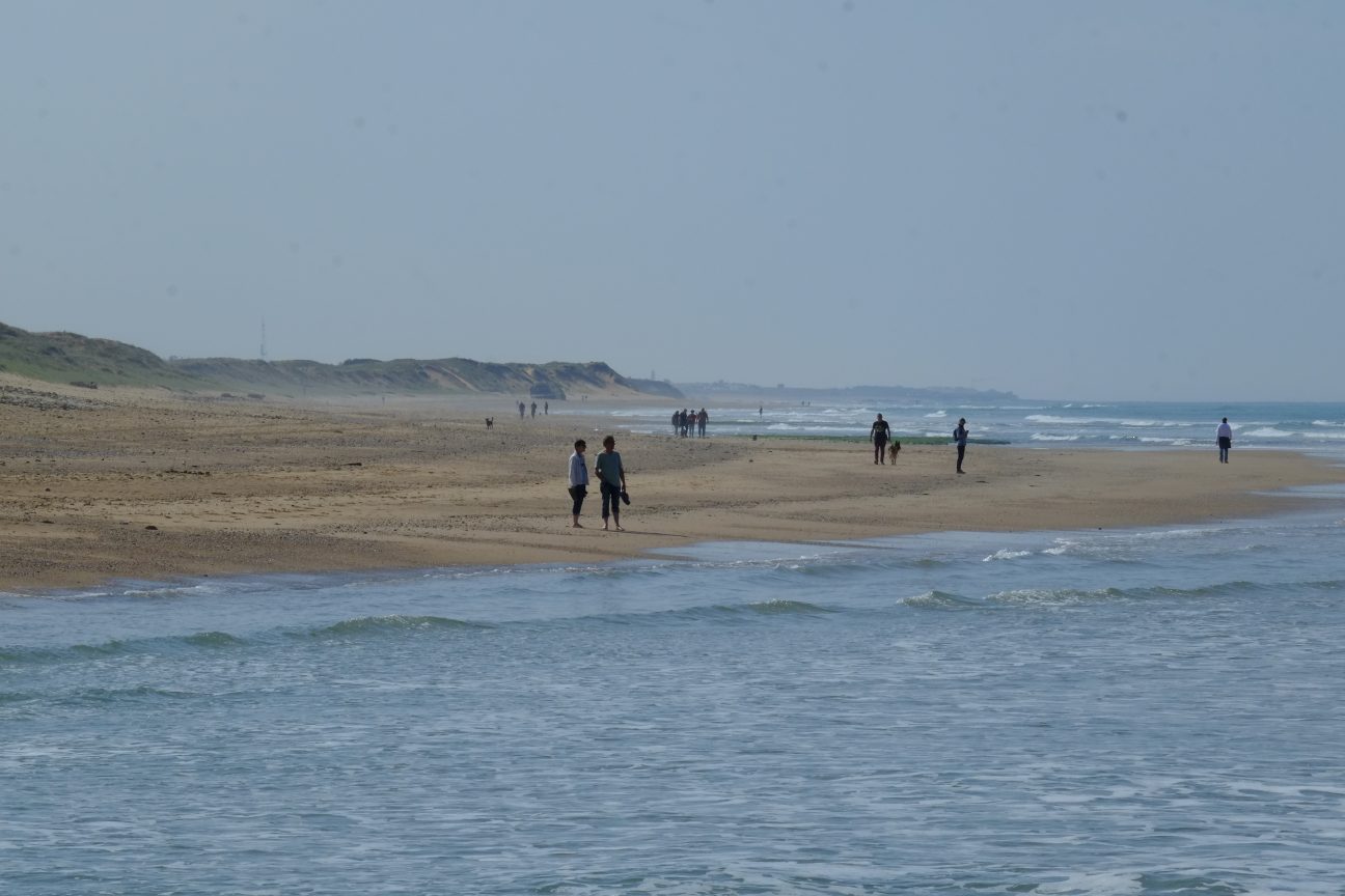La grande plage de sable à deux pas de Brem-sur-Mer
