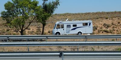 Un camping car au bord de l'autoroute en Espagne