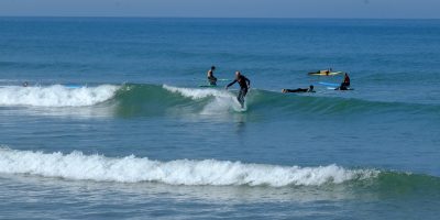 Un surfer en nose-riding sur la vague de la Gachère