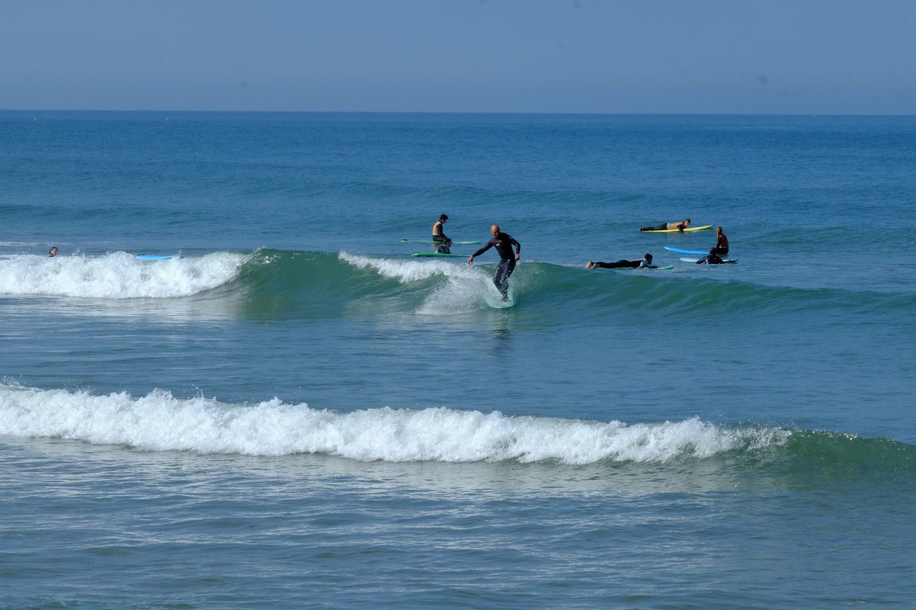 Un surfer en nose-riding sur la vague de la Gachère