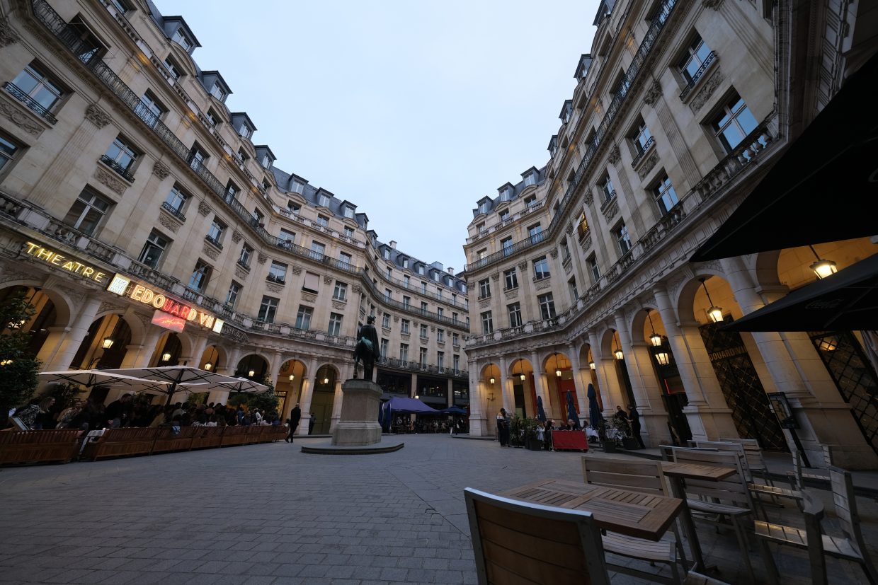 Une petite table d'un café parisien avec la vue sur cette belle cour intérieure