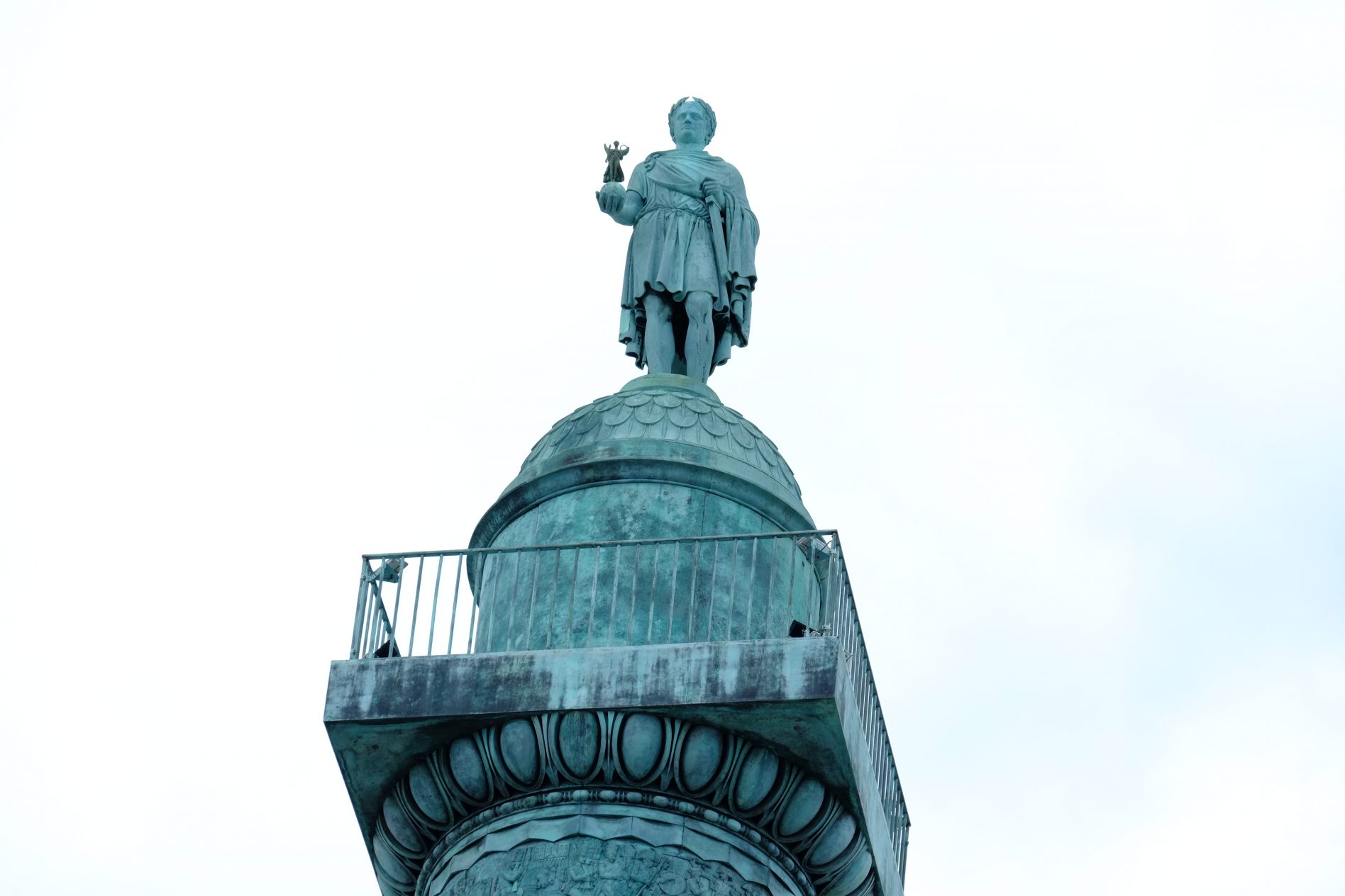 La statue de Napoléon coiffant la colonne Vendôme